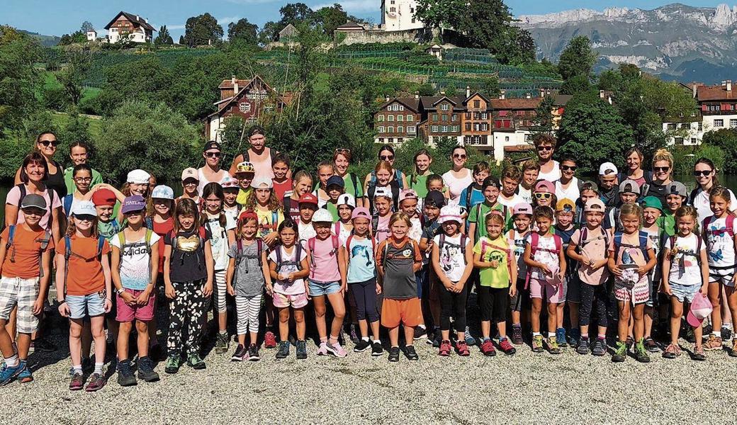 Die Jugendriegler mit ihren Leitern am Werdenberger Seeli. 