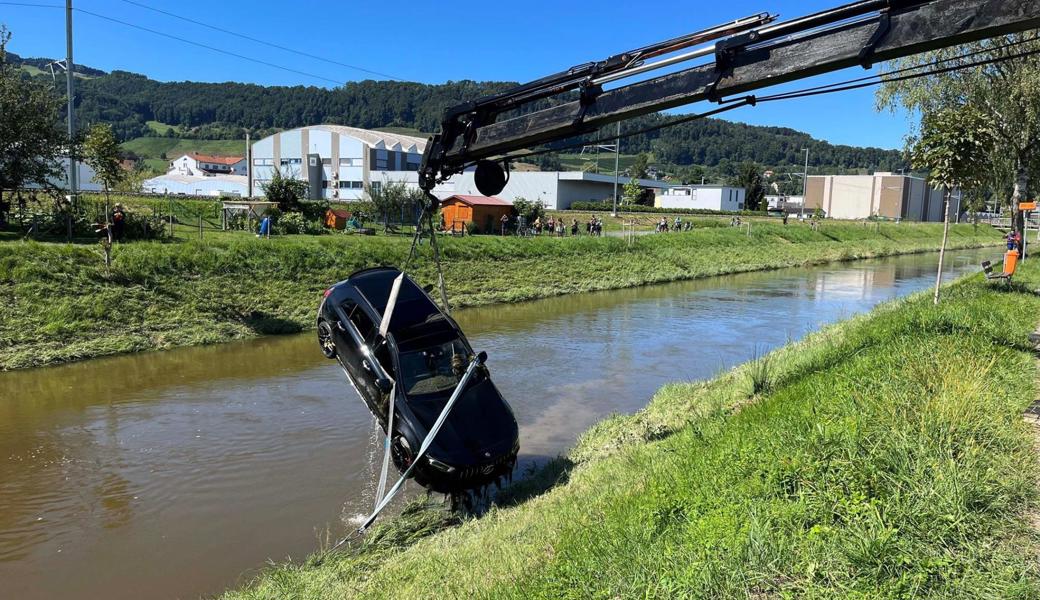 Am Sonntagnachmittag holten Einsatzkräfte mit einem Kran das Auto aus dem Kanal.