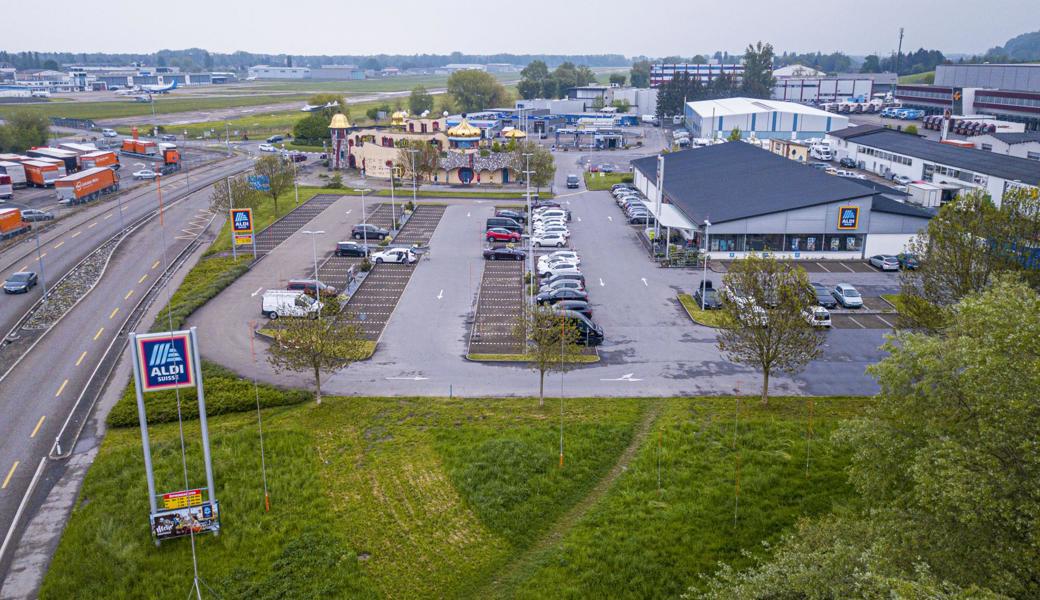 Die Bauvisiere im Vordergrund zeigen an, wo das Gebäude der Mc Donald's-Filiale zu stehen kommt.