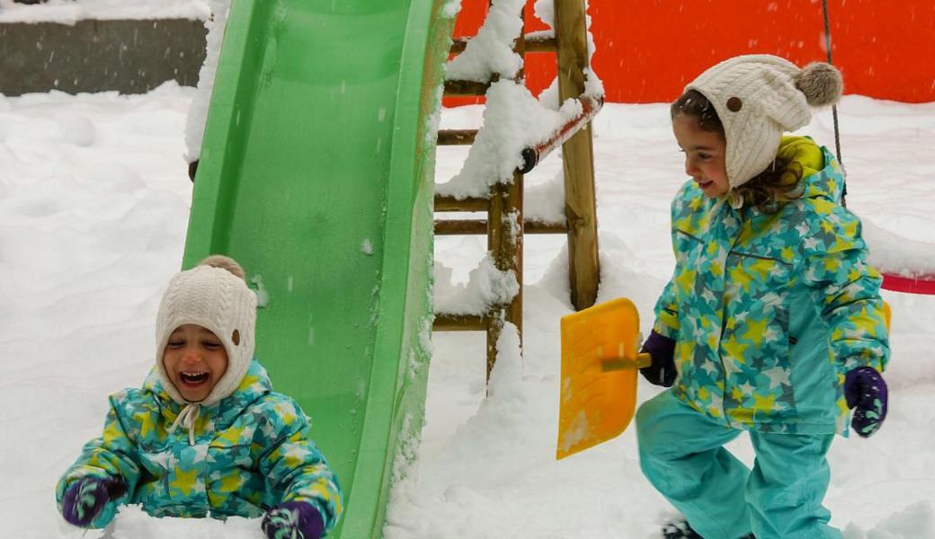Weisser Spass: Sophia und Rahel spielen im Schnee.