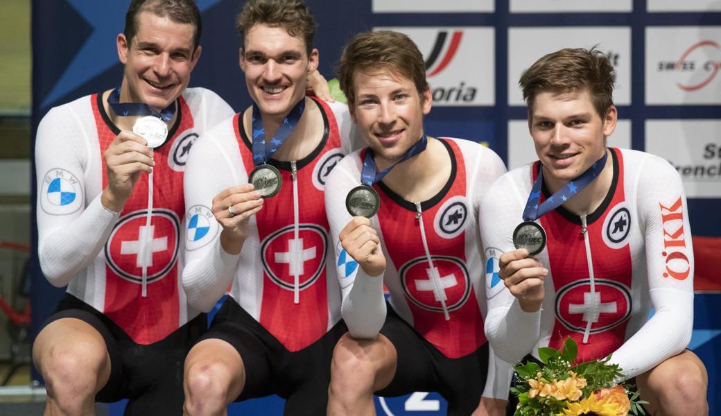 Silber: Claudio Imhof, Simon Vitzthum, Valère Thiébaud und Alex Vogel (von links) gewinnen die erste Medaille für die Schweiz an der Bahn-EM in Grenchen. Der Rheinecker Vitzthum gehörte schon zum Vierer, der vor einem Jahr EM-Bronze gewann. 