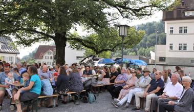 Gesungen, getauft, gepredigt: Das war der Familiengottesdienst unter der Linde