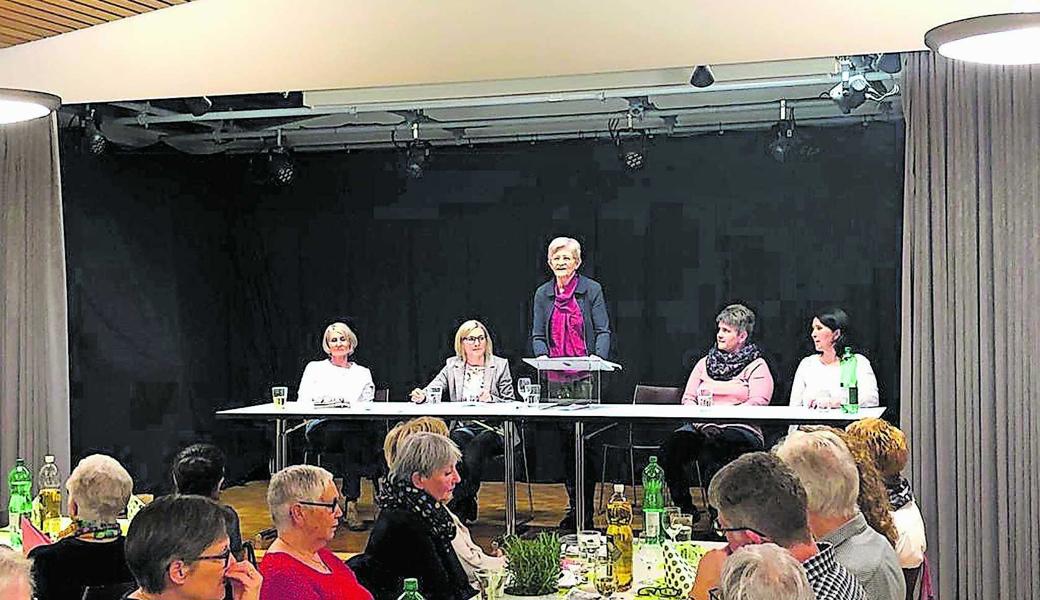 Die Vorstandsmitglieder (v. l.) Annemarie Köppel, Nadja Dennler, Irma Kehl (Präsidentin), Martina Lüchinger, und Andrea Spirig führten souverän durch den Abend. 