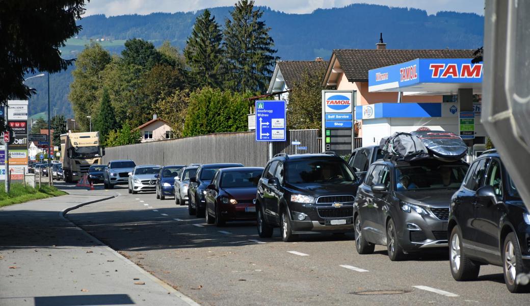 Ein solches Bild ist in Diepoldsau mehr Alltag als Ausnahme: Die Autos stauen sich vor dem Grenzübergang, häufig weit bis ins Dorf zurück.