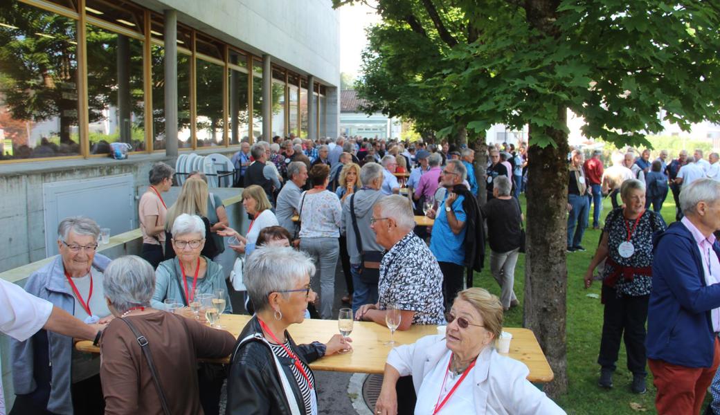 Der Apero im Freien war von der Ortsgemeinde gestiftet.