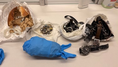 Aussergewöhnlich verstecktes Diebesgut: Zollmitarbeitende finden Schmuck und Goldvreneli in Brotlaib