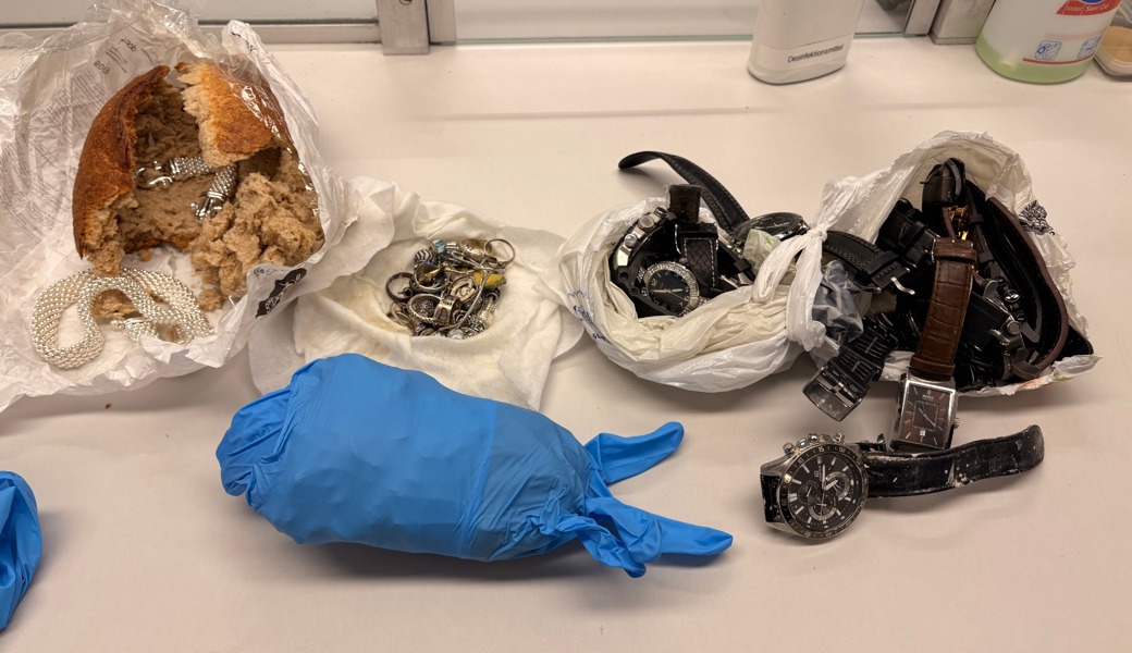 Aussergewöhnlich verstecktes Diebesgut: Zollmitarbeitende finden Schmuck und Goldvreneli in Brotlaib
