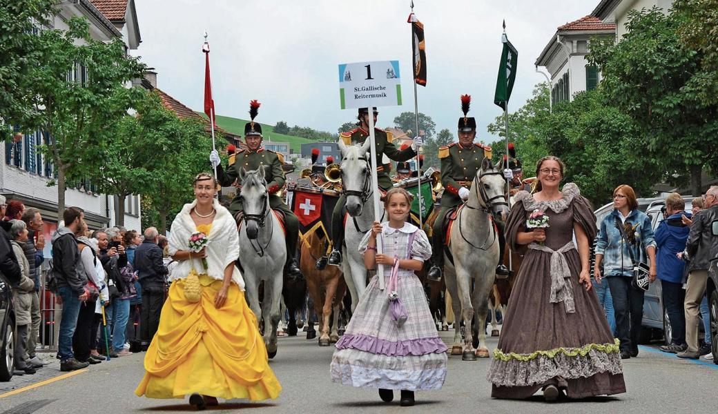Die St. Gallische Reitermusik führte den Umzug des siebten Biedermeierfestes an.  