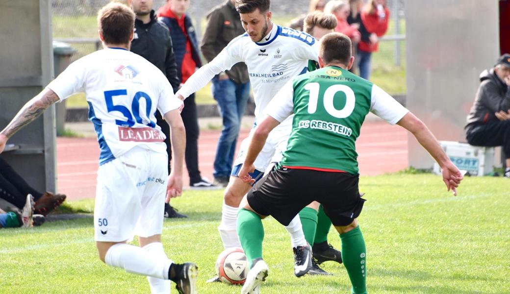 Fabio Künzler (Mitte, am Ball) wechselt von St.Margrethen zu Au-Berneck.
