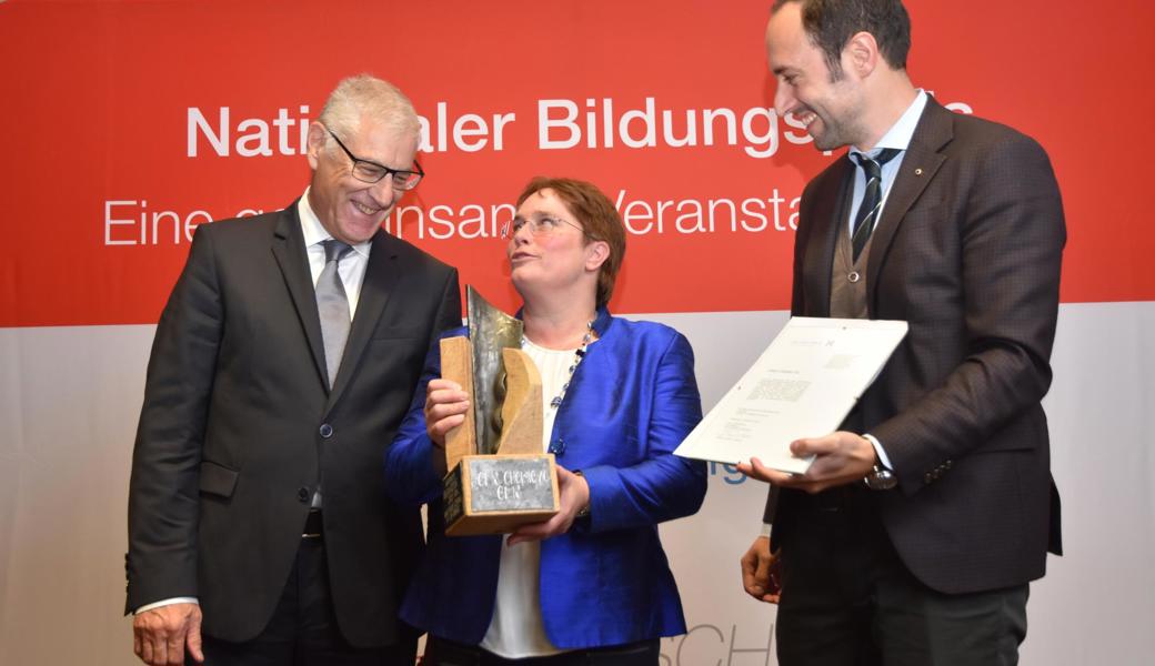 Ems-Chemie CEO Magdalena Martullo-Blocher (Mitte) freut sich mit Christian Fiechter (links) von der Hans-Huber-Stiftung und mit Christian Wasserfallen von der Stiftung FH Schweiz über den Nationalen Bildungspreis.