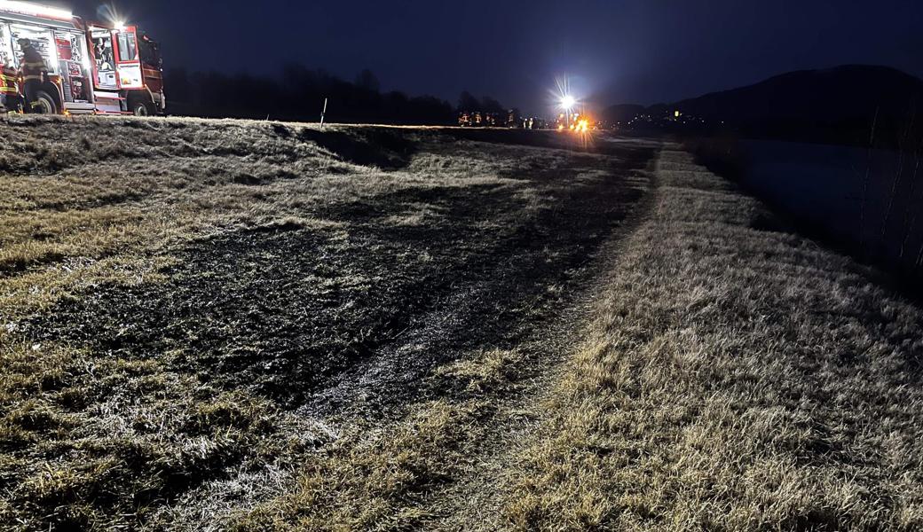 Rund 800 Quadratmeter Wiese brannten am Rhein bei Oberriet wegen eines weggeworfenen Zigarettenstummels.