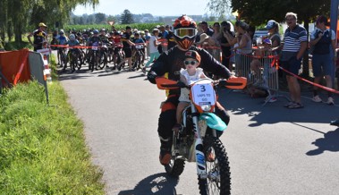 Bilder vom Morgen: Mehr als 200 Bikerinnen und Biker fahren im Forst-Backofen