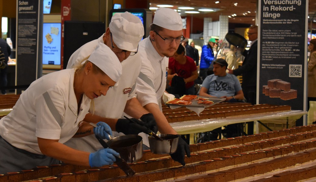 Kuchen-Weltrekord im Rhypark: 300 Meter feinste Studentenschnitte