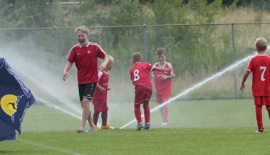 Am Grümpelturnier auf dem Sportplatz Rheinblick hilft nur noch Abkühlung zwischen den Spielen