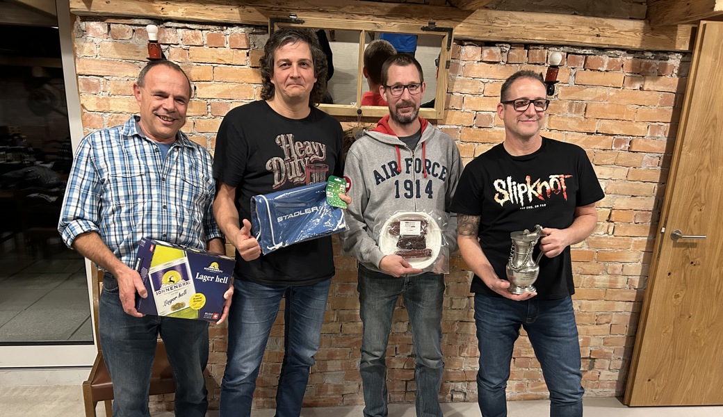 Bildlegende v.l.n.r.  Die Erstplatzierten: Moritz Dietsche (Cup-Sieger); Reto Graf (Sieger Gabenstich); Martin Baumgartner (Sieger Jux-Stich); Hans Hutter (Vereinsmeister)