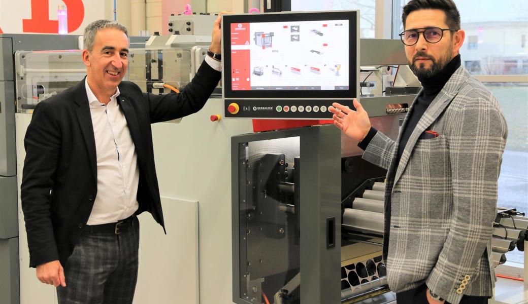 Inhaber Patrick Berhalter (links) und Geschäftsleitungsmitglied Dalibor Schuman zeigen den Hochleistungsstanzautomaten B6.
