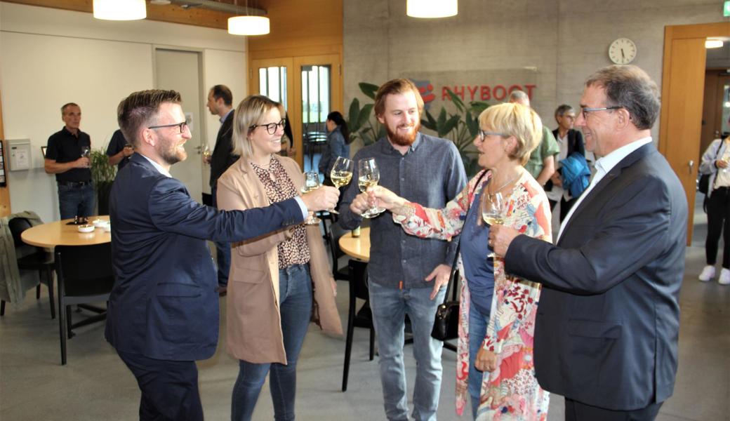 Die CVP gewinnt mit Mirjam Seitz-Popp (2.v. l.) ihren zweiten Stadtratssitz zurück, Stadtrat Andreas Broger (ganz links) erhält von allen Kandidaten klar am meisten Stimmen. Mit Mirjam Seitz-Popp freuen sich besonders auch ihr Gatte Fabian sowie die Eltern Doris und Josef Popp.