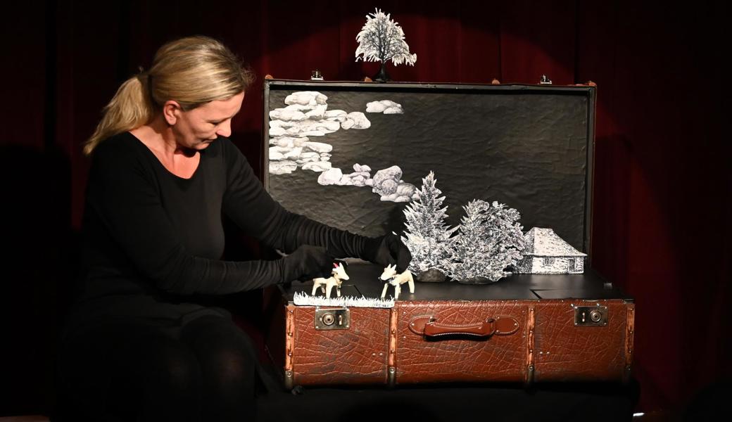 Eine Geschichte aus dem Koffer: Yvonne Schneider vom Figurentheater Funkeldunkel erzählt, wie das Berggeisslein Rothörnchen seine Ängste überwindet.