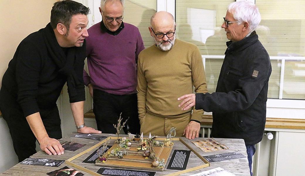 Die Jury berät (von links): Architekt Carlos Martinez, Landschaftsarchitekt Thomas Oesch, Kurator Urs Stieger und Hanspeter Schumacher, Leiter Botanischer Garten St. Gallen. 