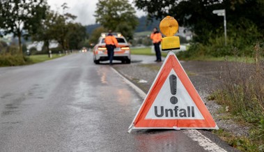 Motorradfahrer stürzt in einer Kurve und muss verletzt ins Spital