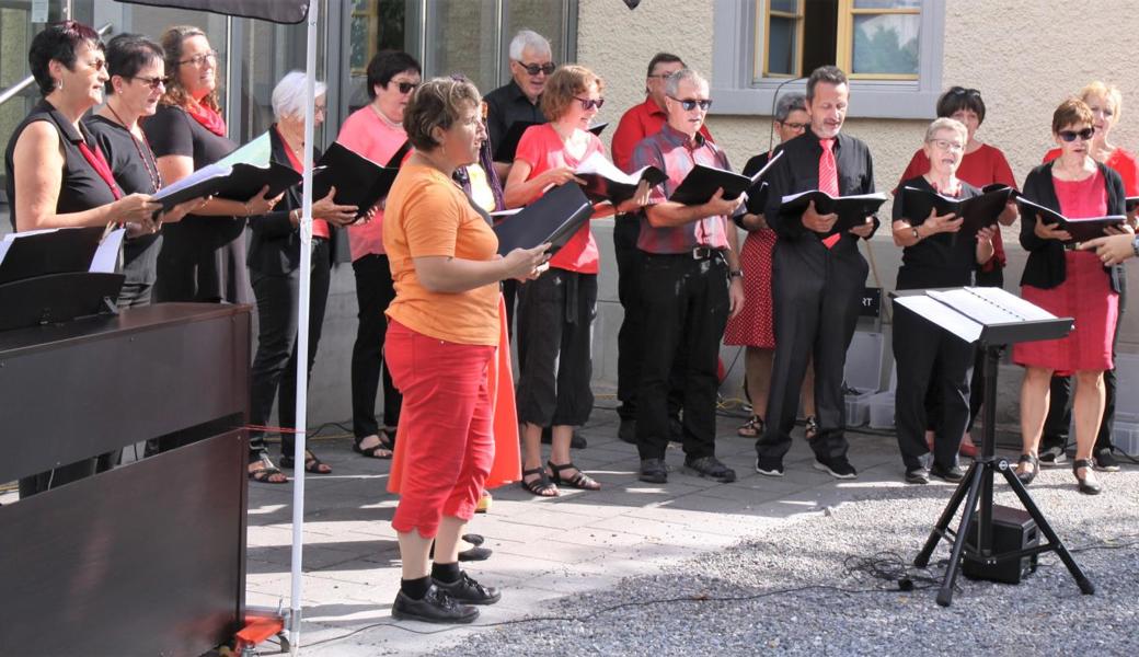 Der Kirchen- und Gospelchor unter der Leitung von Anja Hangartner.