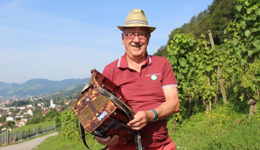 Peter Tanner mit Köbi Englers Handorgel.