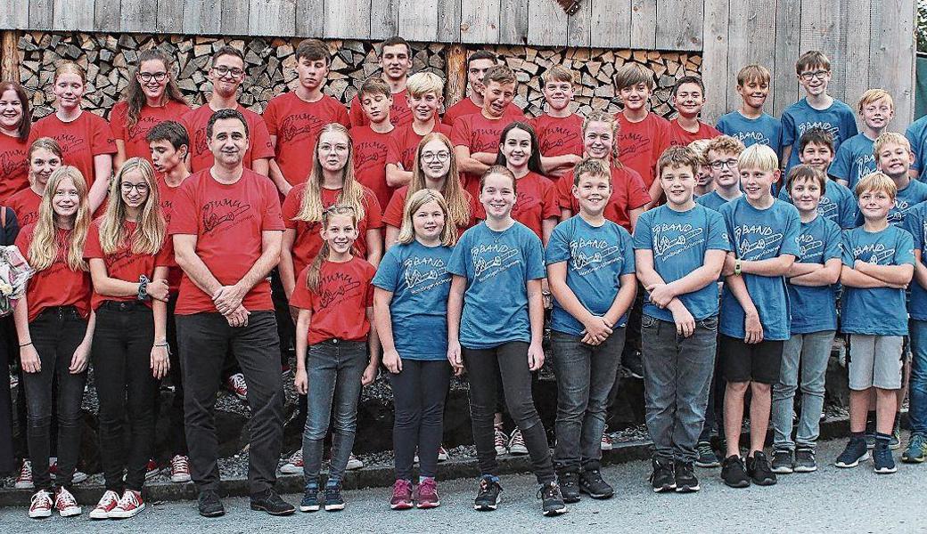 Juniorband und Jungmusik bedankten sich beim Sponsor für die neuen T-Shirts. 