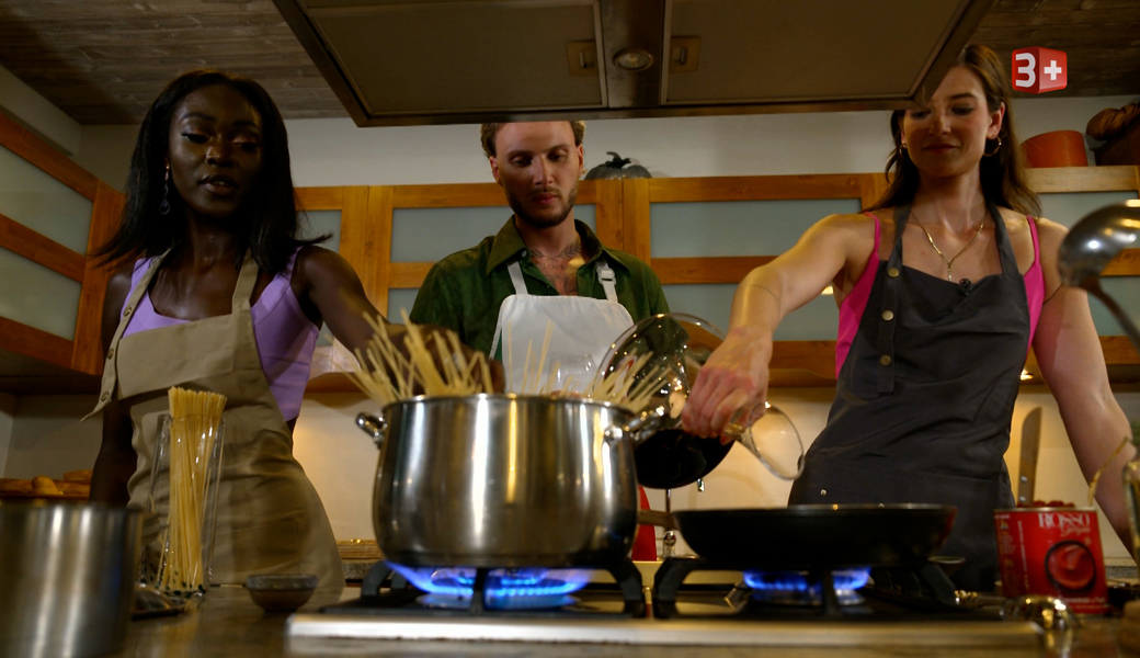 Küchen-Missgeschick: Emilia verbrennt sich die Finger beim Italien-Date