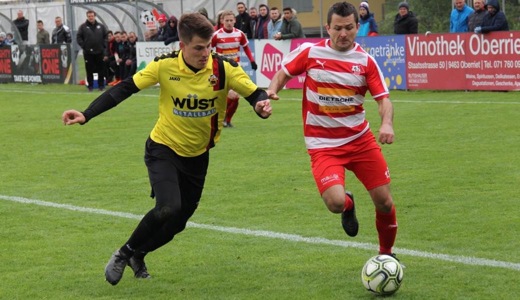 Eugster (l.) ist hier im Laufduell mit Kühne im intensiven und guten Derby.