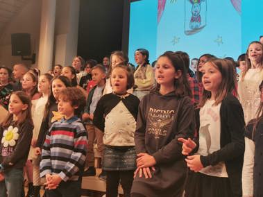 Singen, hüpfen, tanzen: Kinderchor der Musikschule AAR weiht neues Liederbuch mit Auftritt ein