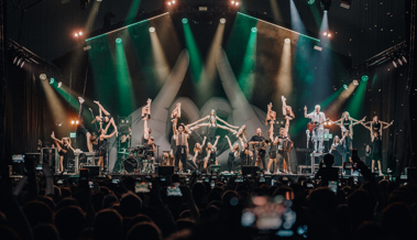 Fäaschtbänkler versprühen Bühnenpower und spenden für den Turnnachwuchs