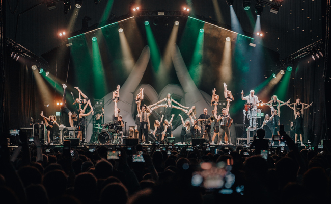 Fäaschtbänkler versprühen Bühnenpower und spenden für den Turnnachwuchs