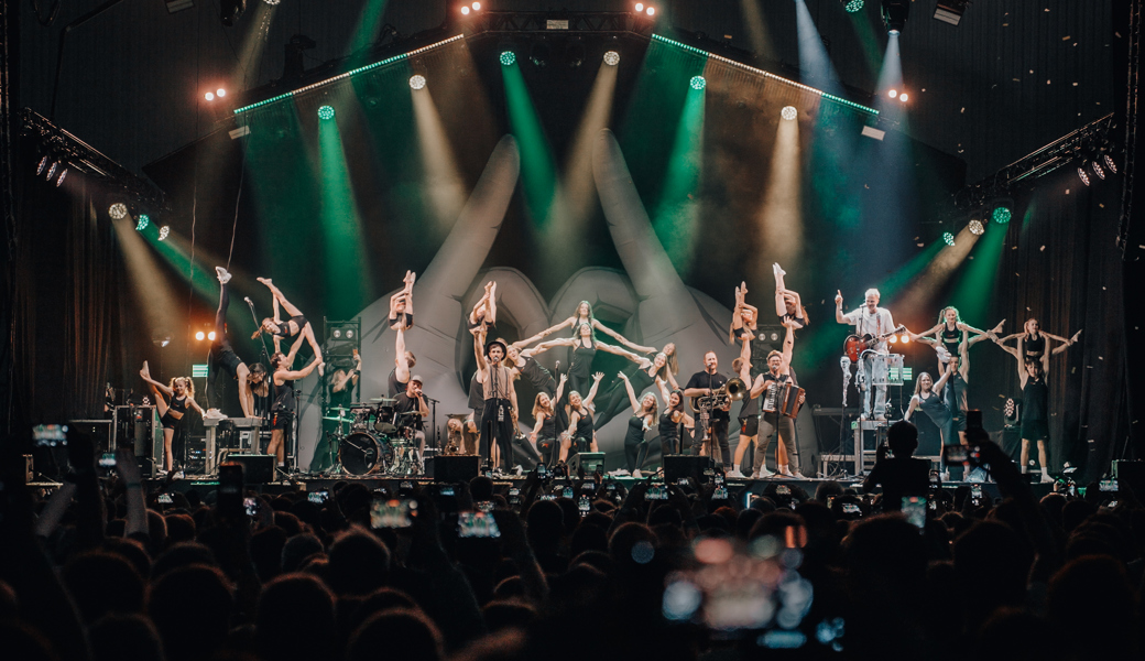 Fäaschtbänkler versprühen Bühnenpower und spenden für den Turnnachwuchs