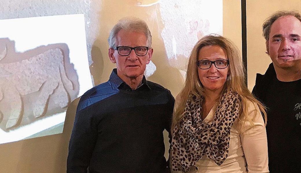 Conny Bänziger, Präsidentin des Kulturvereins, verlieh an der HV ihrem Vorgänger Albin Kühnis (links) die Ehrenmitgliedschaft. Pirmin Breu bot spannende Einblicke in sein Kunstschaffen.