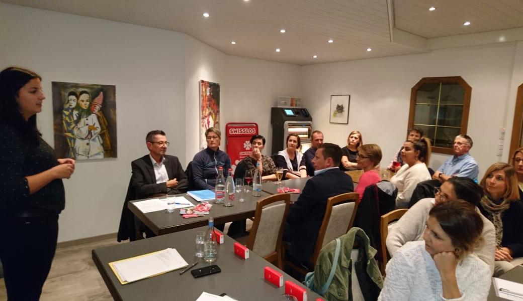 Interessierte diskutierten unter der Leitung von Kantonsrätin Laura Bucher (von links) mit Gemeindepräsident Reto Friedauer den Bedarf der schulergänzenden Kinderbetreuung in St. Margrethen. 