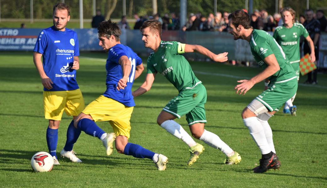 Diepoldsaus Tamer Özcan (Zweiter von links) luchst Rebsteins Captain Rico Köppel den Ball ab, beobachtet von ihren Teamkollegen Marc Gröber (ganz links) und Andrej Dursun (rechts).