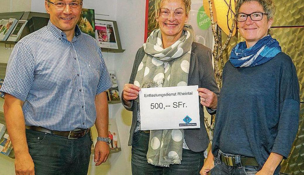 Vizepräsidentin Franziska Stieger (rechts) und Vermittlerin Elsbeth Specker (Mitte) waren bei der Übergabe dabei. 