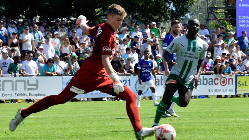 Im Cupspiel gegen den FC St.Gallen brachte Leo Hetzel die Profistürmer, hier Chadrac Akolo, schier zur Verzweiflung.