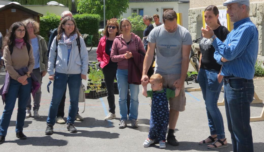 Start zur Führung durch naturnahe Gärten mit Jürg Sonderegger, Präsident der Naturschutzgruppe Alta Rhy (rechts) 