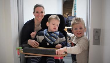 Jetzt fährt Jaro mit dem Lift ins Kinderzimmer