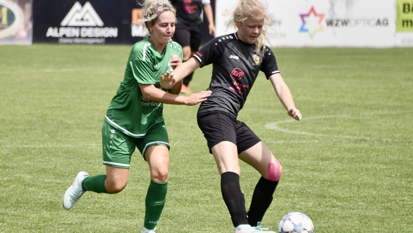 In der letzten Saison spielten Altstätten (in Schwarz) und Rebstein noch in der gleichen Liga. Nun ist der FCR in der 3. Liga im Kampf um den Strich, während Altstätten weiter in der 4. Liga spielt.