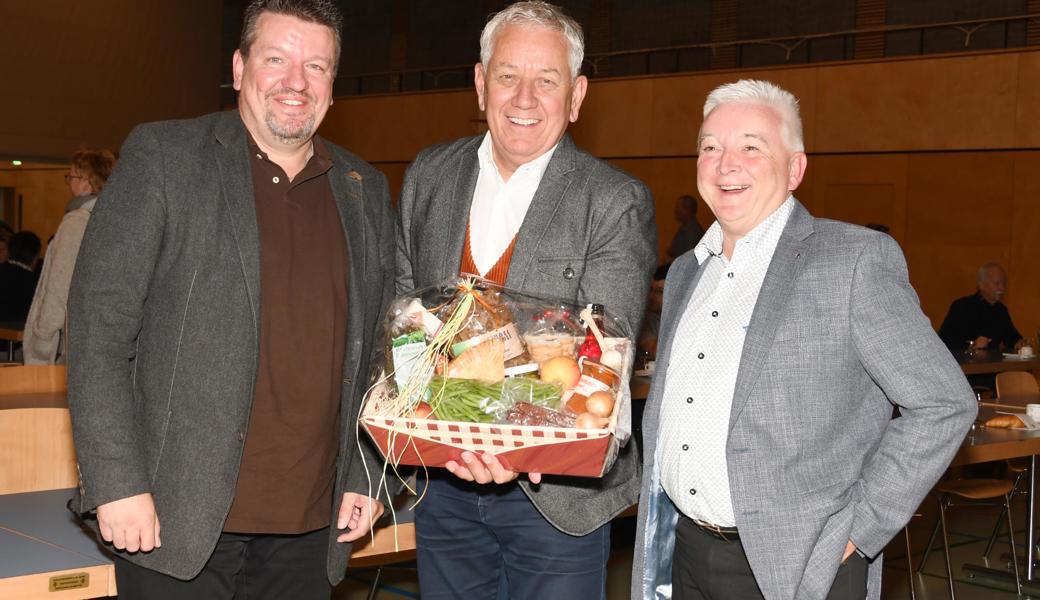 Röbi Koller ist flankiert von Gemeindepräsident Roland Wälter und Carsten Zeiske, Präsident ghi Gewerbeverein Diepoldsau-Schmitter.