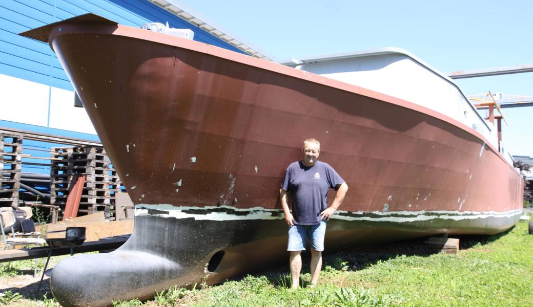 Urs Wildisen möchte sein 25 Meter langes Schiff im März in Staad einwässern und ein Jahr lang auf dem Bodensee testen, bevor es auf den Rhein geht.