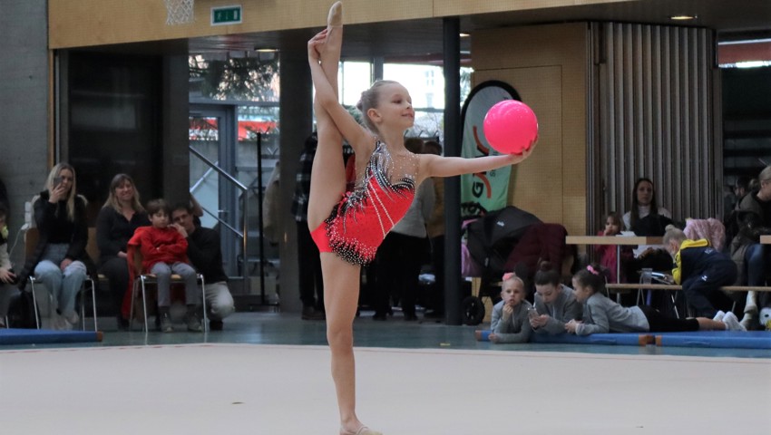 Die neunjährige Nachwuchsgymnastin Sara Marijanovic erreichte an den Zürcher Kantonalmeisterschaften den zehnten Rang.