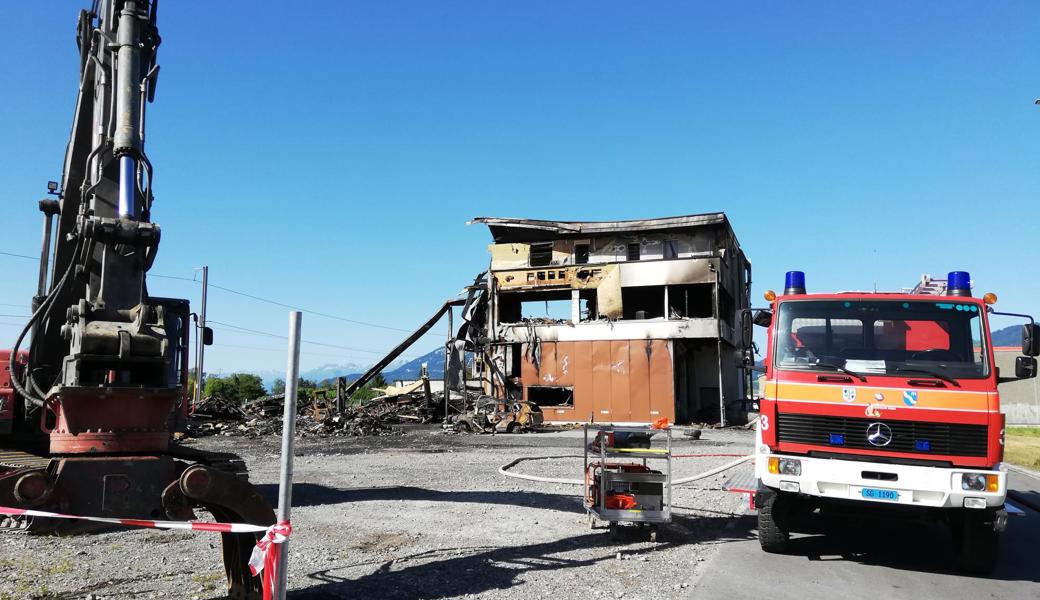 Situation am Donnerstagvormittag: Eine Brandwache der Feuerwehr Rebstein-Marbach ist vor Ort.