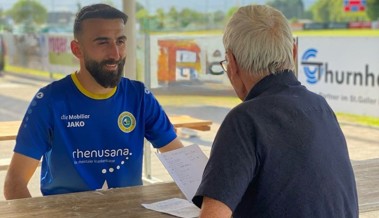 Stürmer Bilal Gümüs macht einen Zwischenhalt auf der Rheininsel