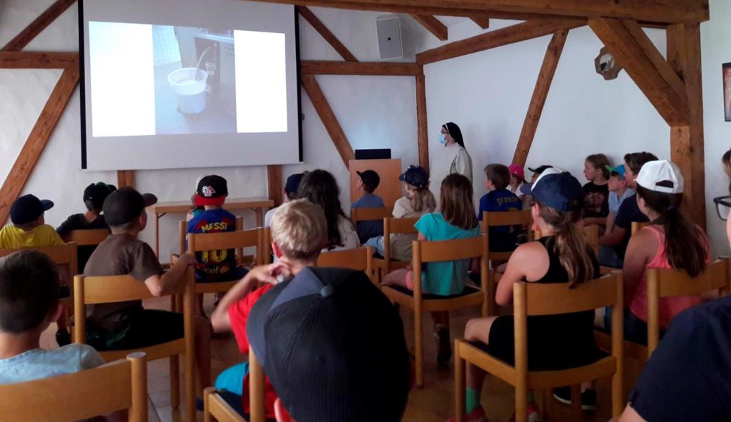 Kürzlich kamen 43 Erstkommunionkinder aus Oberriet, Rüthi und Kobelwald in den Genuss eines Nachmittagsausflugs nach Weesen und auf den Walensee. Kurz nach dem Mittag war Abfahrt mit dem Car, der bis auf den letzten Platz besetzt war.