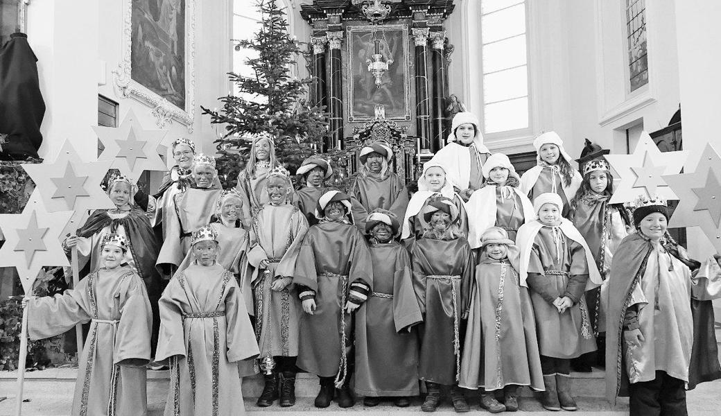 Nach dem feierlichen Aussendungsgottesdienst in der Pfarrkirche Kobelwald zogen die Sternsinger los.Bild: pd