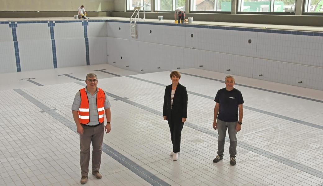 Noch betreten sie das neue Schwimmbecken ohne Badekleidung, von links: Projektleiter Franco Perazzelli (energiebauen.ch AG), Gemeindepräsidentin Silvia Troxler und Stefan Zünd (Leiter Sportanlagen Balgach).