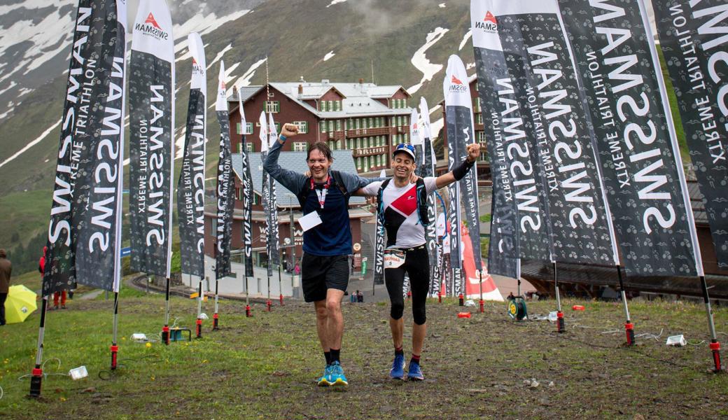 Mathias Nüesch (r.) erreicht mit Supporter und Bruder Paul Nüesch das Ziel des Swissman Xtremem Triathlon auf der Kleinen Scheidegg.
